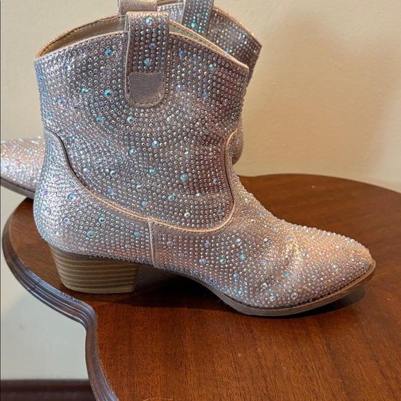 Forever Link rhinestone cowboy boots  silver 8.5”h pull on  1.5”heel pointed toe - Picture 4 of 12